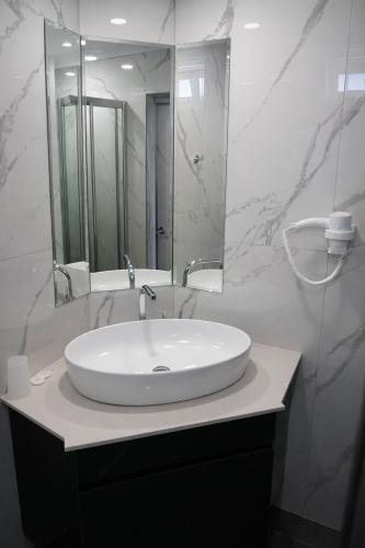 sammys-hotel-standard-twin-room-15