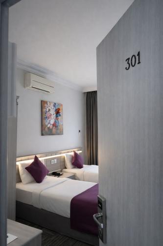 sammys-hotel-standard-twin-room-9