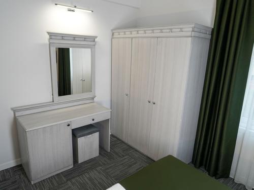 sammys-hotel-suit-twin-room-9